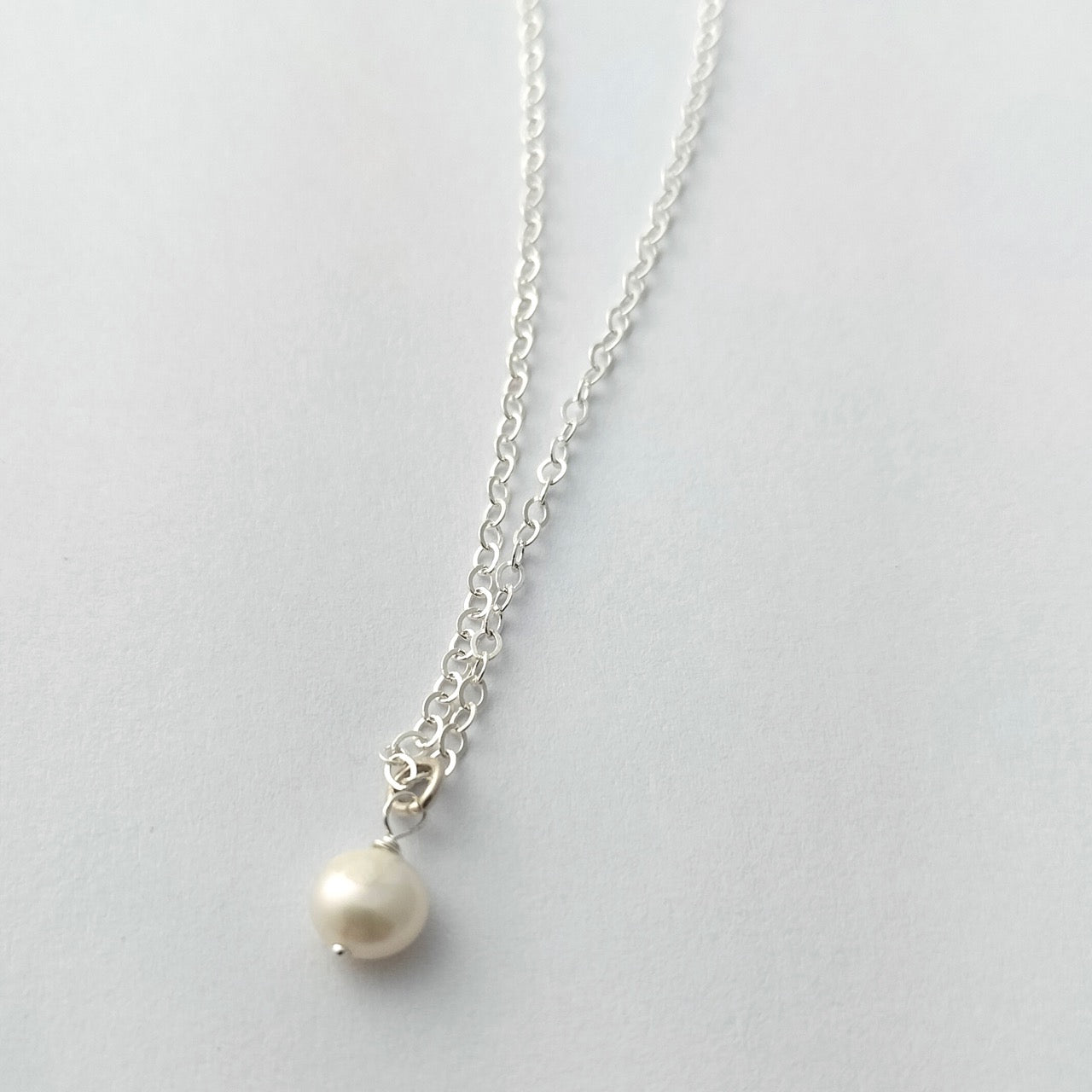 Small pearl necklace with silver chain