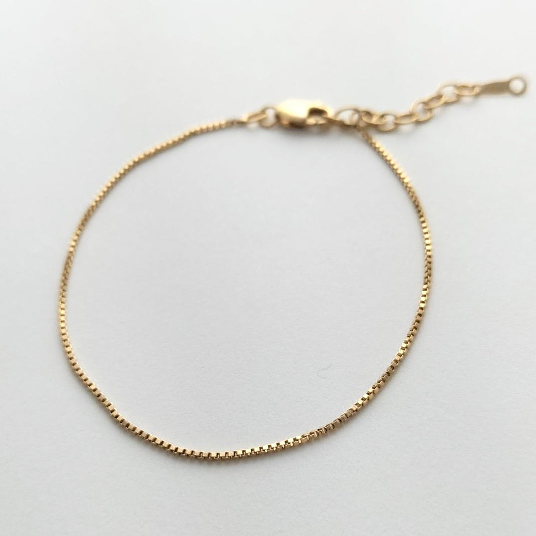 Gold box chain bracelet