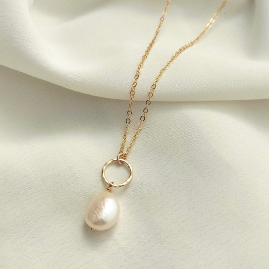 Pearl pendant with gold circle