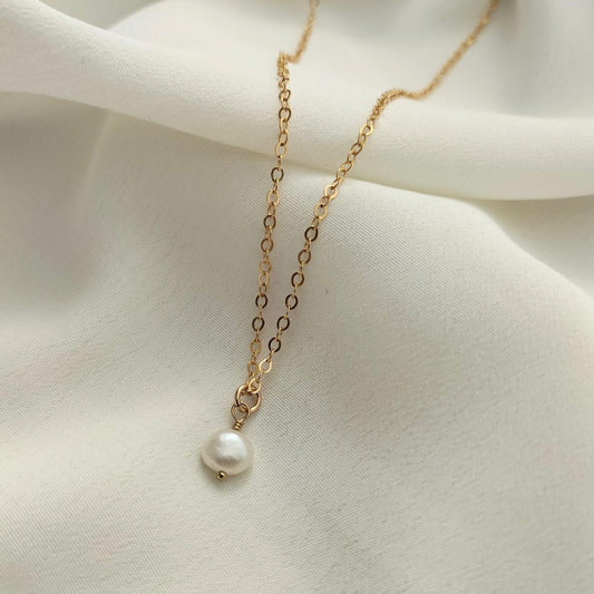 Small pearl necklace with gold chain