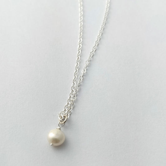 Small pearl necklace with silver chain