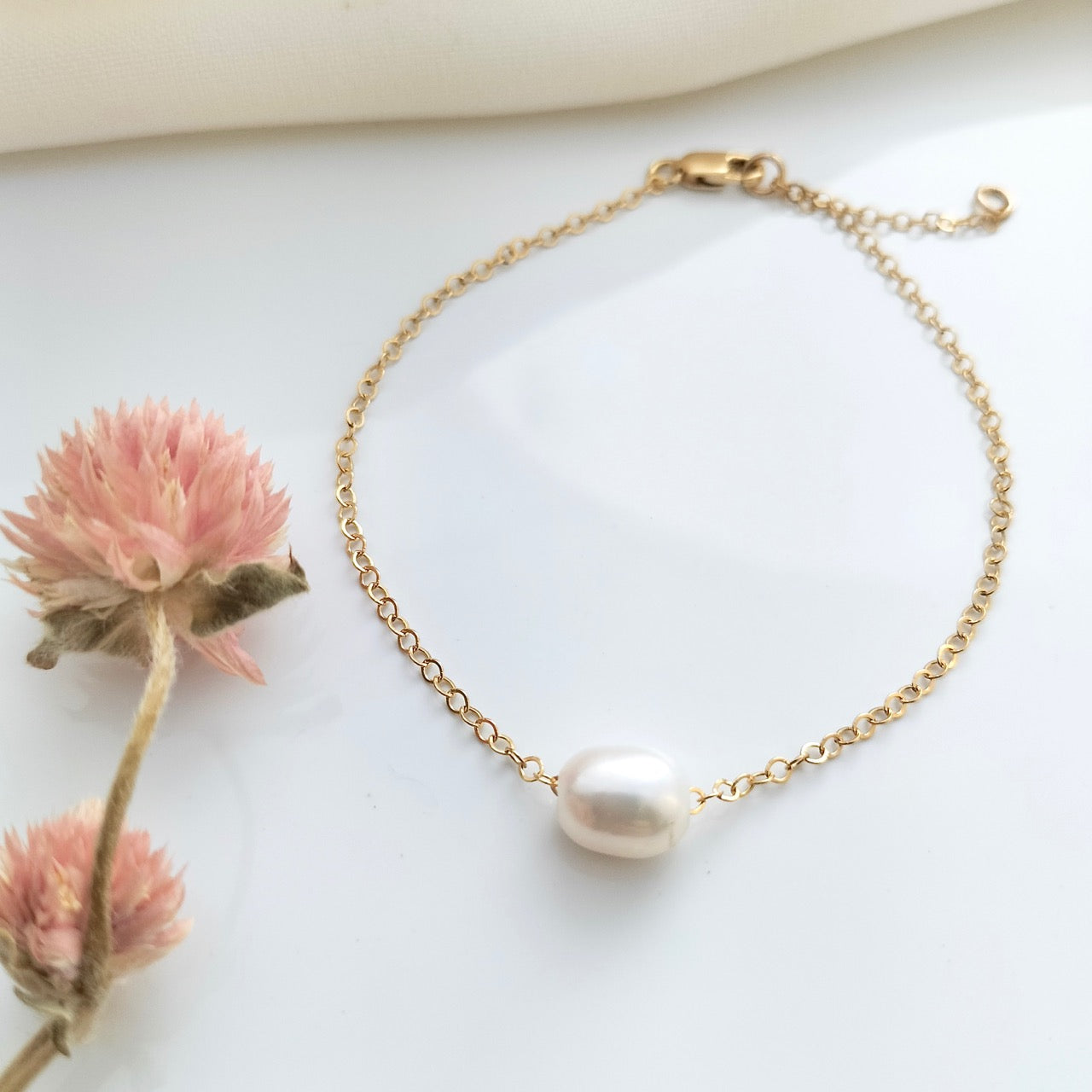 Gold chain bracelet with pearl