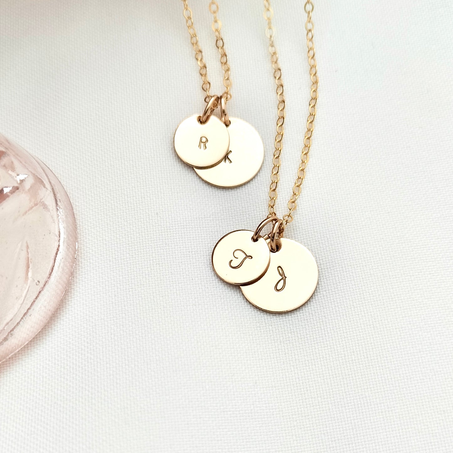 Double Disc Initial This necklace - gold